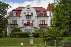 Die Villa Staudt in Heringsdorf wurde 1873 erbaut; hier verweilte Kaiser Wilhelm II. zum Tee mit Konsulin Staudt. Heute sind dort Ferienwohnungen untergebracht.