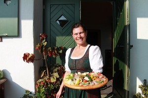 Bei Annemarie vom Hofgutt Hack-Gebell kommt nur Selbstgemachtes auf den Tisch, Foto: Heiner Sieger