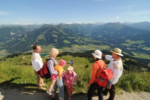 Hoch über Kitzbühel bietet sich dem Wanderer eine herrliche Aussicht. - Foto: Kitzbüheler Alpen