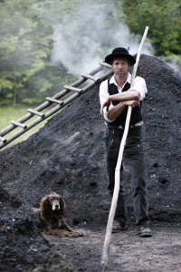 Am Kohlenmeiler vom Baiersbronner Köhler Thomas Faißt findet vom 24. Mai bis 1. Juni ein vielseitiges Kulturprogramm statt. - Foto: Baiersbronn Touristik