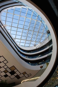 Lichtdurchflutet: Das Atrium breitet sich über fünf Stockwerke als spiralförmiger Gang aus.