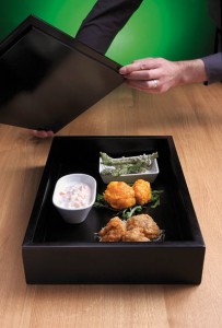 : Chefköchin Priska Thuring kocht mit mediterraner Leichtigkeit und Witz. Mühelos gelingt ihr die kulinarische Brücke zwischen traditioneller Zubereitung und moderner Kochkunst.