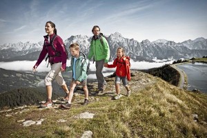 : „Lustwandern“ und tief Luft holen ist auf dem Saalachtaler Höhenweg ein Hochgenuss. - Foto: Saalfelden Leogang Touristik