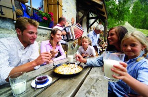 Der „Berger Pfinstig“ an jedem ersten Donnerstag von Mai bis November am Schennaberg ist ein Spaß für die ganze Familie. - Foto: Tourismusverein Schenna