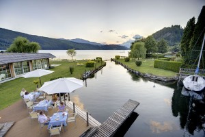 Eine Idylle zu jeder Tages- und Nachtzeit – die Terrasse am hauseigenen Hafen.