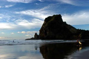 Der Piha Beach ist für seinen dunklen Sand bekannt. Foto: Tourism New Zealand