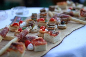 Mit allerlei leckeren Häppchen startet die Berglertafel. - Foto: Alex Franchi