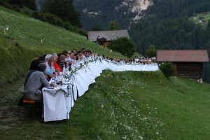 Die Berglertafel ist so lang, so dass 160 Leckermäuler Platz finden. - Foto: Alex Franchi