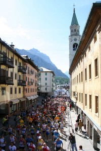 Ausdauersport im Spitzenferienort. Die Bergläuferinnen und Bergläufer des North Face Lavaredo Ultra Trail passieren Cortina d'Ampezzo. - Foto: Cortina Turismo