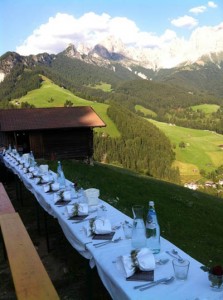 Festlich gedeckt ist die Tafel, die immer jeden dritten Donnerstag im Juli stattfindet. - Foto: Hans-Herbert Holzamer