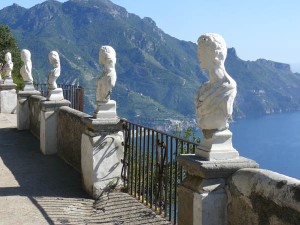 Über Serpentinenstraßen gelangt man in das malerische Ravello, das sich 350 Meter über dem Meer auf einem Felsvorsprung erhebt. 