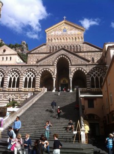 Der Dom gilt als das symbolische und touristische Zentrum von Amalfi. Der Innenbau wurde dreischiffig angelegt. In seiner Krypta werden die Gebeine des Apostels Andreas aufbewahrt. 