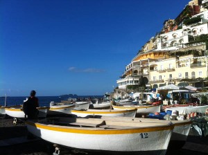 Der Blick vom Hafen von Positano aus auf die bunten Häuschen, die an die treppenartigen Hänge hingebaut wurden, ist einzigartig.