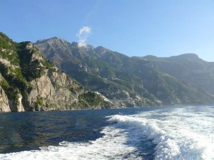 Vom Wasser aus betrachtet hat die Amalfikuste ihren eigenen Reiz – wir sind auf dem Motorboot unterwegs Richtung Capri.