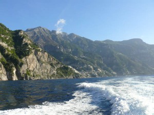 Vom Wasser aus betrachtet hat die Amalfikuste ihren eigenen Reiz – wir sind auf dem Motorboot unterwegs Richtung Capri. 