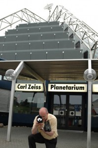 Autor Christian Wolter blickt in eine Teleskop. Foto: Wolter