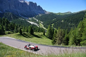 „Südtirol Classic“-Teilnehmer bei der alljährlichen Dolomitenfahrt. - Foto:Tourismusverein Schenna