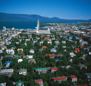 Aus der Vogelperspektive: Reykjavik mit der Hallgrímskirkja. Foto: visitreykjavik