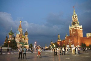 Ein magischer Moment: Ein junges russisches Paar tanzt über den Roten Platz. Foto: Kathrin Schierl