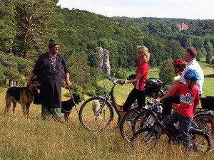 Radler trifft Schäfer: Die Albtäler-Radtour über Schwäbische Alb ist etwas für die ganze Familie.  Foto: Landratsamt Heidenheim