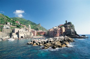 Portovenere erhebt sich auf dem Ausläufer eines Felsens direkt am Meer und ist von drei kleinen Inseln eingerahmt.