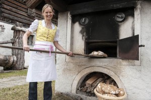 Ab in den Ofen: Kursleiterin Katharina Schmidt vertraut beim Brotbacken auf die Tipps ihrer Großmütter. - Foto: Altenmarkt-Zauchensee Tourismus