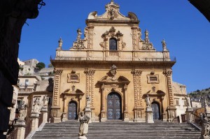 Modica liegt im Südosten Siziliens und gehört zur Provinz Ragusa. Sie ist eine der spätbarocken Städte des Val di Noto, die von der UNESCO zum Welterbe erklärt worden ist.