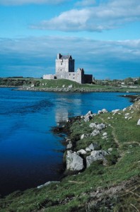  Das Dungaire Castle findet man an der Küste Galways. Foot: © Jupiterimages/Photos.com/Thinkstock. Bildunterschrift: .