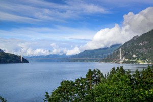 Die Hardangerfjordbrücke ist Norwegens längste Hängebrücke. - Foto: Knut Opeide