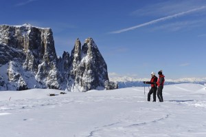 Auch Schneeschuhwanderer sind auf der Seiser Alm immer willkommen. Der Blick auf den Schlern ist ein Erlebnis für sich – Foto: Seiser Alm Marketing/Laurin Moser 