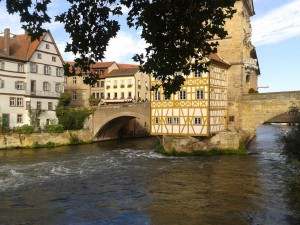 Das Alte Rathaus in Bamberg ist ein Kuriosum: Der Sage nach wollte der Bischof von Bamberg den Bürgern keinen Platz für den Bau eines Rathauses gewähren. Deshalb rammten die Bamberger Pfähle in den Fluss Regnitz und schufen eine künstliche Insel, auf der sie das Gebäude errichteten. - Foto: Bamberg Tourismus & Kongress Service 