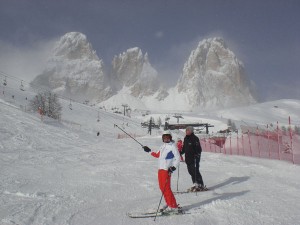 Die Schneeunterlage hält bis zum Nachmittag – das Bild zeigt eine Abfahrt vor dem Langkofel.