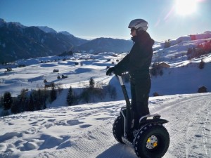 Andi bietet sogar Touren über 35 Kilometer an - mit seinen eigens entwickelten Schneeketten. Foto: segway-fiss.at