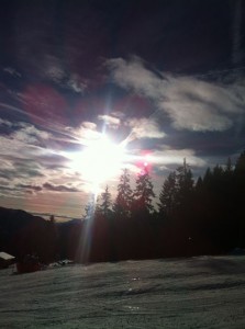 Die letzten Sonnenstrahlen erreichen die Hänge und weisen darauf hin, dass es für die Skifahrer Zeit wird, die letzte Abfahrt in Angriff zu nehmen. - Foto: Hans-Herbert Holzamer