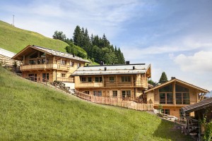 Die Luxusalmhütten „Bergchalets Hochleger“ bieten dem Gast alles, was das Herz begehrt. Mit 230 und 250 Euro pro Tag und Person ist der Aufenthalt dort aber auch nicht gerade preiswert.