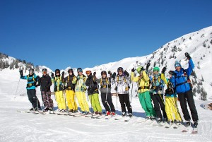 n maßgeschneiderten Freeride-Kursen können Teenager in Warth-Schröcken gemeinsam mit Gleichgesinnten und mit gutem Gewissen vom Weg abkommen. - Foto: Warth-Schröcken Tourismus