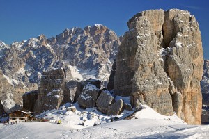 Wie ein Spielzeughaus wirkt diese Skihütte im Angesicht der riesigen Dolomiten-Bergestöcke. - Foto: Bandion