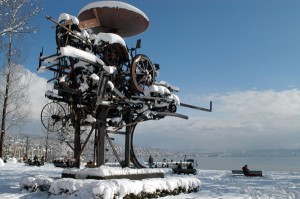 Skulptur Heureka von Tinguely am Zürichsee. - Foto: Zürich Tourismus