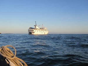 Piratenboote machen nicht mehr Halt auf den Galapagosinseln, dafür das eine oder andere größere Ausflugsschiff.