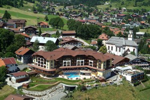 Das Hotel liegt mitten im Dorfzentrum und überzeugt in jeglicher Hinsicht. - Foto: Hotel Post