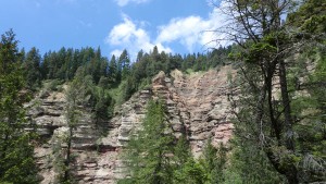 Die Bletterbachschlucht, der “Grand Canyon Südtirols”, ist eine der wildesten Schluchten Europas, und gewährt Einblick in das Innere der Berge und in die Welt der Steine. - Foto: Dieter Warnick