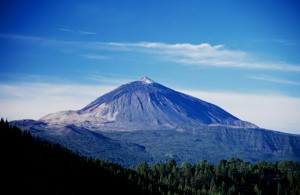 Sehenswert: Der Gipfel des Pico del Teide wird umgeben von bizarren Lavawüsten. Foto: © Brand X Pictures/Stockbyte/Thinkstock