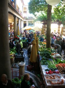 Herrlich bummeln lässt es sich auf dem Markt von Funchal am Wochenende.