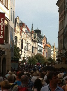 Prag ist beliebt: Menschenmassen schieben sich durch die tschechische Hauptstadt.