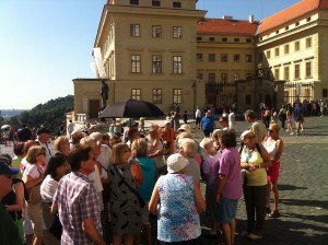 Unterwegs im Zeichen des schwarzen Schirms. Die Reisegruppe auf dem Hradschin, dem Prager Burgberg.