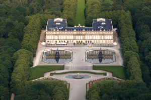 Die Insel Herrenchiemse wurde 1873 von König Ludwig II. für 350 000 Gulden von einem Konsortium Württembergischer Holzspekulanten erworben, worauf er hier sein Schloss Herrenchiemsee erbaute. - Luftbild: Müller