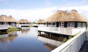 Die vollausgestatteten Häuschen erinnern in ihrem Aussehen an die typischen Fischerhütten der Gegend und befinden sich inmitten eines kleinen Sees. - Foto. VisitDenmark