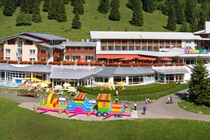 Das Kinderhotel Oberjoch. Mit der riesen Hüpfburg schon auf den ersten Blick Traum aller Kinder.