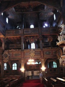 Die evangelische Friedenskirche Schweidnitz gehört zu den bedeutendsten Sehenswürdigkeiten in Schlesien. Sie befindet sich seit dem Jahr 2001 auf der Weltkulturerbe-Liste der Unesco und gilt als die größte Fachwerkkirche in Europa.