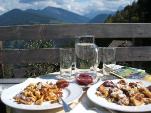 Kaiserschmarrn vor malerischer Kulisse - in Dreikirchen lässt es sich herrlich urlauben. Foto: Birgit Weichmann